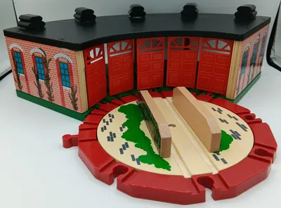 Produktbild von idee+spiel EMILO® Holzlokschuppen mit Drehscheibe 440-44005