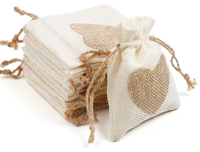 Produktbild von Jutebeutel - Mit Kordelzug und Herz-Motiv - Zum Befüllen - 8 x 10 cm - 14 Stück - Weiß