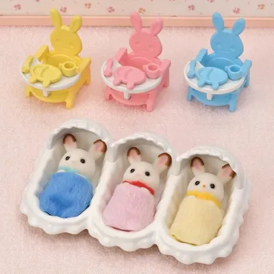 Zdjęcie produktu dla Sylvanian Families – Czekoladowe króliczki-trojaczki z akcesoriami dla niemowląt, kolor żółty, akcesoria do domku dla lalek, od 3 lat
