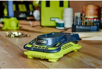Zdjęcie produktu dla Szybka ładowarka RYOBI 18V One+ RC18150, litowo-jonowa, ładuje akumulator 18 V 5,0 Ah w ciągu 1 godziny