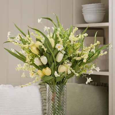 Image de Bouquet d'été avec des fleurs artificielles dans des tons jaunes