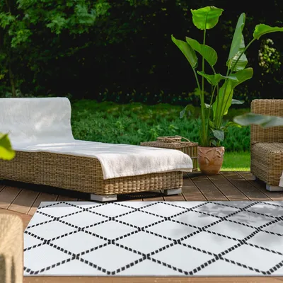 Zdjęcie produktu dla Omgoods - Wodoodporny, dwustronny dywan do ogrodu, 180 x 270 cm - Czarno-biały dywan zewnętrzny