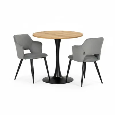 Productafbeelding van Cosy eettafelset in Scandinavische stijl, bestaande uit een ronde eikenhouten tafel en 2 fauteuils met een grijze stoffen bekleding