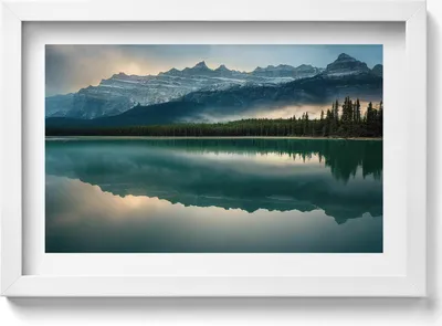 Produktbild von Landschaft eines Sees mit Wäldern und Bergen– Wandbild mit Rahmen – Gerahmtes Bild  – Wanddekoration – 30x20 cm –  Weiß Rahmen