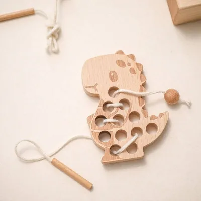 Immagine prodotto di Gioco da infilare in legno Dino come giocattolo da infilare per bambini a partire dai 2 anni Giocattolo in legno Gioco di apprendimento delle abilità motorie Gioco da infilare