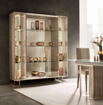 Obrázek produktu pro Vitrína v moderním designu – pro vaši sbírku nebo dekoraci.