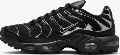 A side view of a black Nike Air Max Plus SE sneaker with chrome accents.