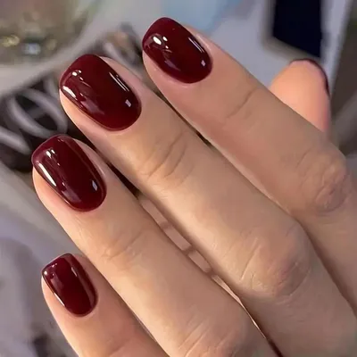 Immagine prodotto di set di 24 unghie artificiali corte incollate rosso vino - angolari e lucide