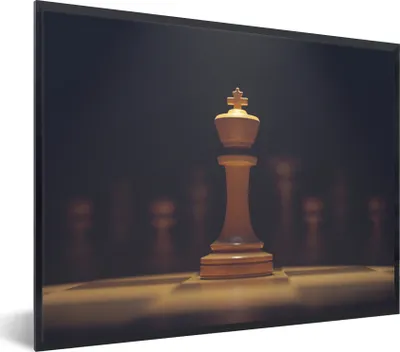 Produktbild von MuchoWow® Gerahmtes Poster Der König auf dem Schachbrett 80x60 cm - Poster mit Schwarzem Bilderrahmen Wandposter Rahmen Foto Bilder - Schwarzem - Mit Gestell