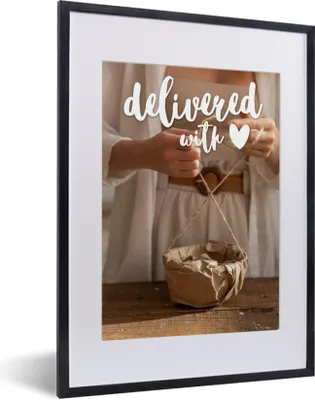Produktbild von MuchoWow® MuchoWow® Gerahmtes Poster Sprichwörter - 'Mit Liebe befreit' - Zitate 30x40 cm - Poster mit zchwarzem Bilderrahmen - Wandposter Schlafzimmer
