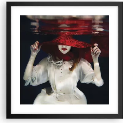 Produktbild von Gerahmtes Poster - Schwarzer Rahmen - Mädchen Rot Hut - 40x40 cm - Wand Bild - Wanddeko - Wandbilder - Kunstposter - Wandposter - Bilderrahmen - Bilder - Kunstdruck - Wandbild - P2BAC40x40-4305