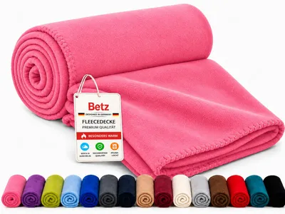 Produktbild von Betz Fleecedecke 130x170 cm 180g/m² – Wohndecke & Kuscheldecke – Flauschige Sofadecke als Tagesdecke – Leicht, wärmend & pflegeleicht – Farbe Fuchsia, KI-generiertes Bild