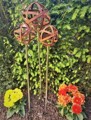 Produktbild von 3er Set Rosenkugel Geflecht 15/10/10 cm mit Stab 80 cm Cortenstahl Geflechtkugel