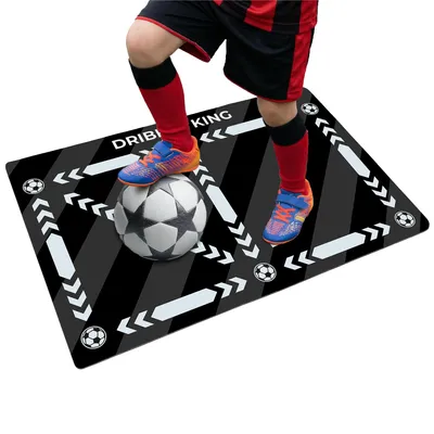 Produktbild von Fußball Trainingsmatte - 90x60 cm - Schwarz - Training Kinder - Rutschfeste Matte für Ballkontrolle - Kickmatte - Techniktrainer - Indoor & Outdoor