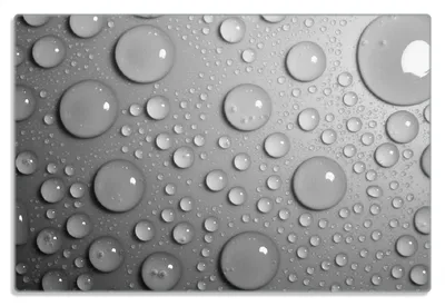 Produktbild von Wallario Frühstücksbrettchen aus Glas 20 x 30 cm mit rutschfesten Füßen, Motiv Wassertropfen in schwarz weiß