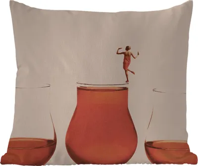 Produktbild von MuchoWow® Outdoor Kissen - Frau - Wein - Jahrgang - 50x50 cm - Wetterfest - Lounge Kissen - Komfortabel - Kissen mit Bild