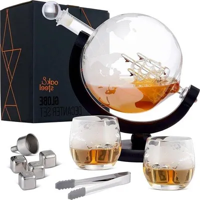 Zdjęcie produktu dla Karafka do whisky „Whisky Globe” z drewna dębowego i stali, w zestawie z 2 kieliszkami, 4 kostkami do whisky ze stali nierdzewnej i 1 kostką lodu – prezent urodzinowy dla mężczyzn