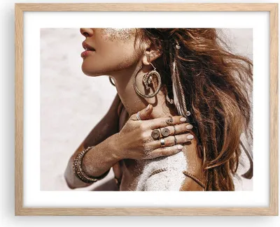 Produktbild von Gerahmtes Poster - Rahmen in heller Eiche - Sand Frau Schmuck - 50x40 cm - Wand Bild - Wanddeko - Wandbilder - Kunstposter - Wandposter - Bilderrahmen - Bilder - Kunstdruck - P2NAA50x40-4802