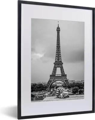 Produktbild von MuchoWow® MuchoWow® Gerahmtes Poster Der alte Eiffelturm 30x40 cm - Poster mit zchwarzem Bilderrahmen - Wandposter Schlafzimmer