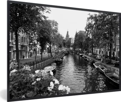 Produktbild von MuchoWow® MuchoWow® Gerahmtes Poster Sommerliche Gracht in Amsterdam - schwarz und weiß 30x20 cm - Poster mit zchwarzem Bilderrahmen - Kunstdruck - Bild-Poster