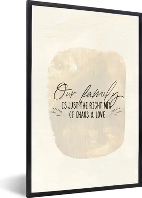 Produktbild von MuchoWow® Gerahmtes Poster Zitate - Unsere Familie ist genau die richtige Mischung aus Chaos und Liebe - Familie - Sprichwörter 60x90 cm - Poster mit Schwarzem Bilderrahmen Wandposter Rahmen Foto Bilder - Kunst