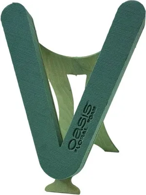 Produktbild von OASIS® Nass Steckschwamm Buchstabe V Melba, Bioline Holzunterlage, Holzständer, grün, 40x37x5cm - Nasssteckschaum