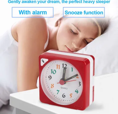Imagen del producto de Despertador de viaje compacto con luz LED, mecanismo de cuarzo, función de repetición y alimentación por batería. Color: rojo