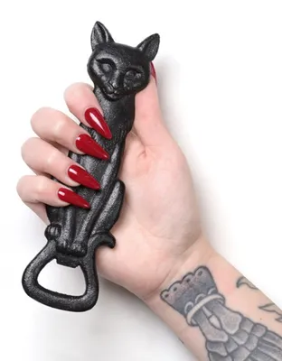 Produktbild von Schwarze Katze Flaschenöffner aus Gusseisen – Gothic Halloween Bar Accessoire mit mystischer Katzenform – Hexenküche Homeware Geschenkidee