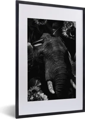 Produktbild von MuchoWow® Gerahmtes Poster Botanischer Elefant vor dunklem Hintergrund - schwarz und weiß 40x60 cm - Poster mit Schwarzem Bilderrahmen Wandposter Rahmen Foto Bilder - Poster in Rahmen
