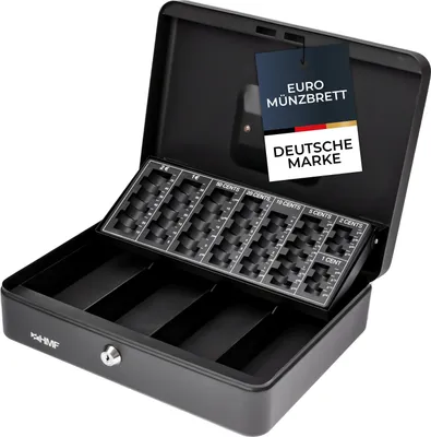 An open black metal cash box with a coin tray insert is shown against a white background. A tag with German text is hanging from the lid.