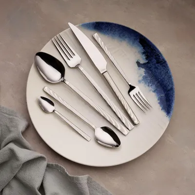 Produktbild von Hermia Concept, Hochwertiges Besteckset (36 Teile), 100% Edelstahl, Silber | 6 Esslöffel, 6 Gabeln, 6 Messer, 6 Dessertlöffel, 6 Dessertgabeln, 6 Teelöffel | Spülmaschinenfest, ideal für jeden Tisch.