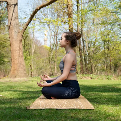 Produktbild von Navaris Yogamatte aus Kork rutschfeste Matte - Yoga Sportmatte Fitnessmatte mit Tragegurt - 183x61x0,5cm Fitness Gymnastikmatte - Schadstofffrei