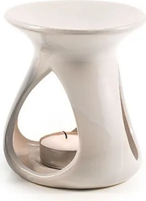 Eine weiße Duftlampe mit einer einzigartigen, fließenden Form mit einer Öffnung in der Mitte.