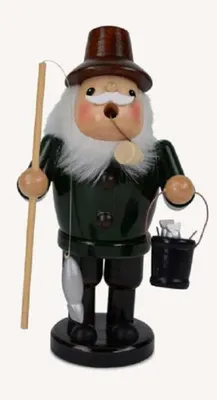Es stellt einen Angler dar, der mit seinem Hut, seinem Bart und seiner Pfeife gekleidet ist.