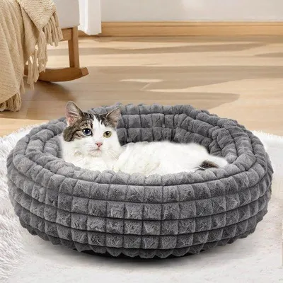 Produktbild von Famanu Katzenbett aus Plüsch – Weich und Warm mit Antirutschboden – Waschbar und Komfortabel – Größe 58 x 20 cm