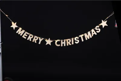 Produktbild von Weihnachts-Holzgirlande Merry Christmas mit 14 LED warmweiß | Dekoleuchte aus Holz mit Timerfunktion für festliche Innenbeleuchtung