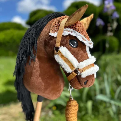 Productafbeelding van Hobby Horse sprongset "Star" met zwart halster, gouden hoofdstel, longeerlijn en gouden bitje - Formaat A3