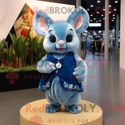 Obrázek produktu pro Postava REDBROKOLY maskota modré činčily oblečená v minisukni a brožích