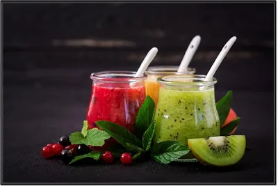 Produktbild von Wallario Wandbild Bunte Smoothies in grün und rot, Größe: 61 x 91,50 cm, Poster mit schwarzem Aluminiumrahmen