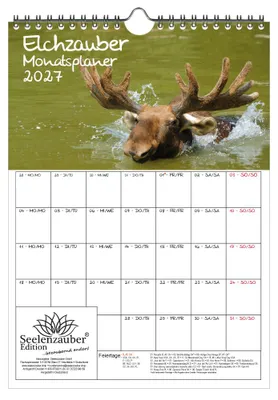 Produktbild von Elchzauber Elche Planer DIN A4 Kalender für 2027 - Geschenkset Inhalt: 1x Kalender 1x Weihnachtsanhänger 1x Grußanhänger (gesamt 3 Teile)