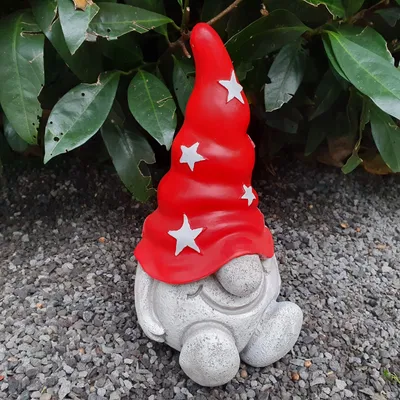 Produktbild von Gartenzwerg sitzend mit ausgestreckten Beinen rote Sternmütze 20 cm Kunstharz