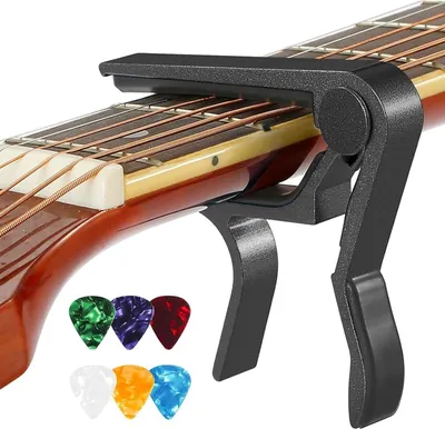 Produktbild von Gitarren-Kapodaster mit 6 Gitarrenplektren, Kapodaster für E-Gitarre, Akustikgitarre, Gitarrenclip, Schnellwechsel-Kapodaster für Gitarren, Ukulele, Mandoline und Banjo, Pletren und Gurtschlösser im