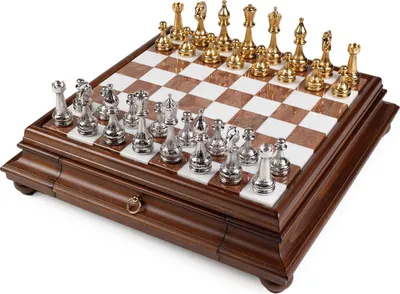 Image de Jeu d'échecs de luxe Fiorito – Pièces en or 24 carats et en argent 925 sur un échiquier en marbre et bois