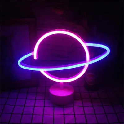 Zdjęcie produktu dla NEON LED, dekoracyjna lampa podłogowa, planeta, niebiesko-różowa, ok. 30 x 24,5 x 8,5 cm