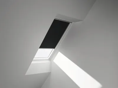 Produktbild von VELUX Verdunkelungsrollo uni schwarz manuell Rahmen aluminium DKL Y99 3009S