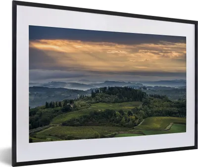 Produktbild von MuchoWow® MuchoWow® Gerahmtes Poster Sonnenstrahlen beleuchten die italienische Hügelkuppe in der Nähe der Stadt San Gimignano in der Toskana 60x40 cm - Poster mit zchwarzem Bilderrahmen - Schlafzimme