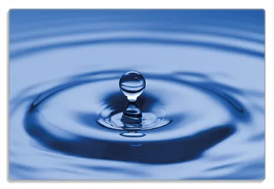 Produktbild von Wallario Frühstücksbrettchen aus Glas 20 x 30 cm mit rutschfesten Füßen, Motiv Wassertropfen im blauen Wasser