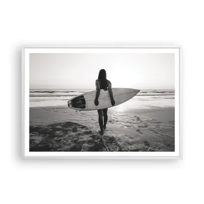 Produktbild von Gerahmtes Poster - Weißer Rahmen - Frau Strand Surfen - 100x70 cm - Wand Bild - Wanddeko - Wandbilder - Kunstposter - Wandposter - Bilderrahmen - Bilder - Kunstdruck - P2WAA100x70-5036
