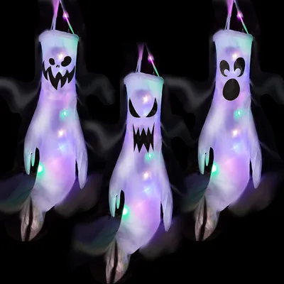Produktbild von Halloween Deko Hängende Glowing Ghosts: Sie erhalten 3 Stück leuchtende halloween deko geister mit Gruselig Gesichtern. Diese leichten halloween geister deko sorgen für eine unterhaltsame und zugleich geheimnisvolle Atmosphäre in Ihrem Garten. Sie schwingen sanft im Dunkeln hin und her und strahlen ein bezauberndes blau-violettes und warmes gelbes Licht aus. Jede Fahne ist oben mit einem Metallhaken versehen, sodass sie sich leicht aufhängen und befestigen lässt. Halloween decorations kommt mit 2 Knopfbatte