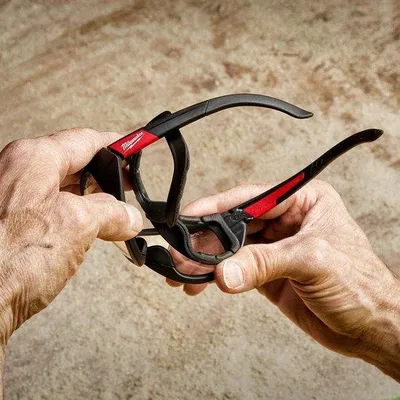 Produktbild von Sicherheitsbrille mit abnehmbarem Schaumgummibesatz und antibeschlagbeschichtung.
